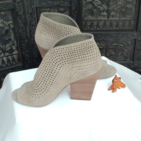 Women's Vince Camuto Suede Open Toe Booties, Size 7 - Picture 2 of 4